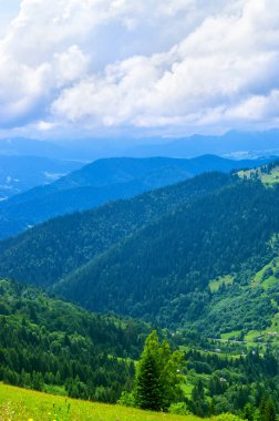 Yükseklikten manzara dağ yamaçları, mavi mesafe, çayır. Ukrayna Karpatlar.