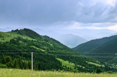 dağlarda, yağmurlu gökyüzü güç hattı