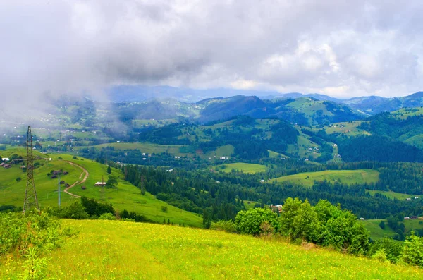 dağ yamaçları Karpatlar, güzel bir doğal manzara. Ukrayna