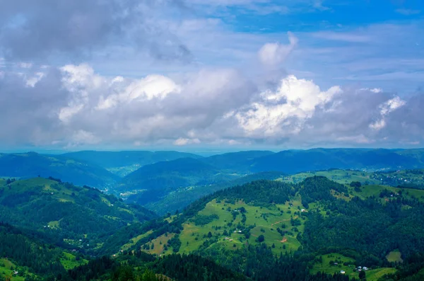 Havadan görünümü, dağ zirveleri. Ukrayna Karpatlar
