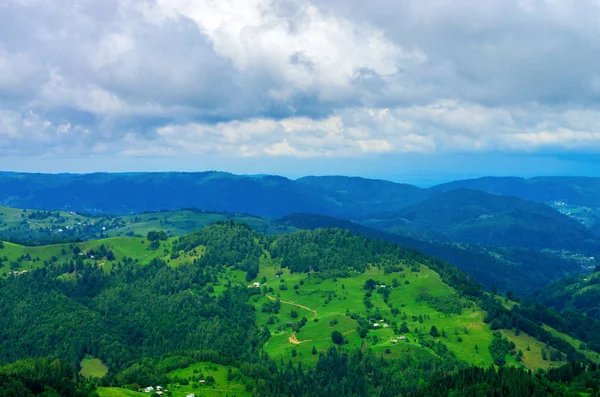 Vista Aérea Das Encostas Arborizadas Das Montanhas Com Casas Cárpatos — Fotografia de Stock