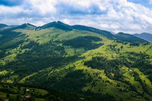 Пташиного Польоту Гірських Пагорбах Будинку Літній Пейзаж Карпати Україна — стокове фото