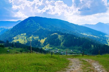 dağlarda köyün güzel görünümü, yol