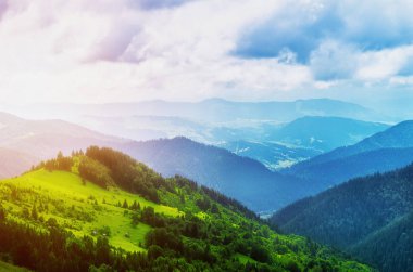 Yükseklikten manzara dağ yamaçları, mavi mesafe, çayır, ağaç. Karpatlar Ukrayna.