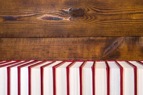 Livros Empilhados Uma Fileira Fundo Madeira — Fotografia de Stock