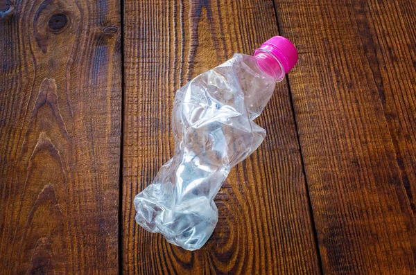 Botella Plástico Arrugado Sobre Fondo Madera — Foto de Stock