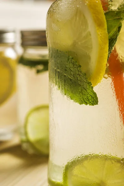 Primo Piano Verticale Barattolo Vetro Con Acqua Ghiacciata Limone Lime — Foto Stock