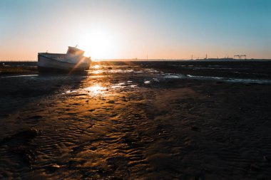 gün batımında, İspanya Cadiz Körfezi kapalı nedeniyle düşük tide, sahilde karaya balıkçı teknesi