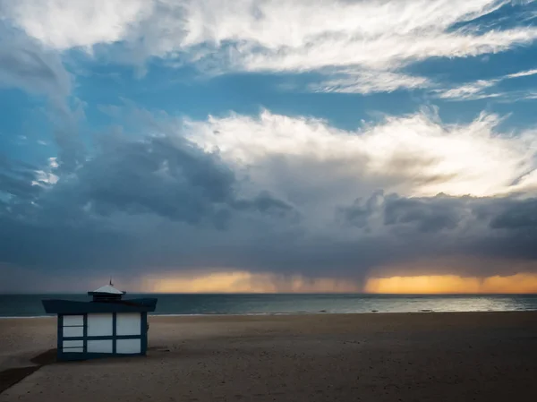 Cabaña Playa Atardecer Arena Playa Nubes Tormenta Ven Horizonte Descargando — Foto de Stock