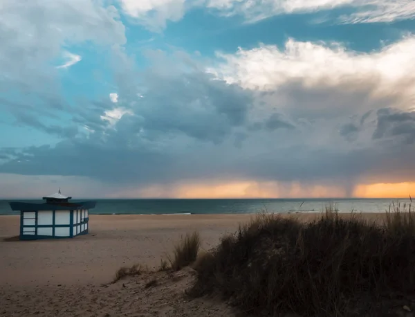 Strand Hut Bij Zonsondergang Het Zand Van Het Strand Storm — Stockfoto