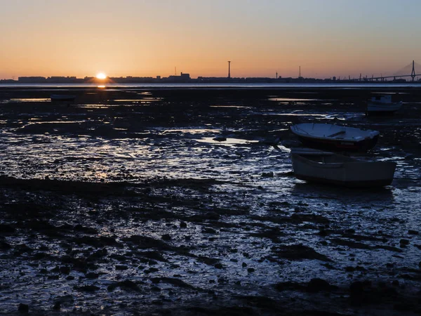 Barcos Pesqueros Varados Playa Debido Marea Baja Atardecer Frente Bahía —  Fotos de Stock