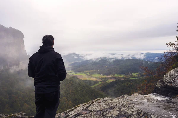Chráněné Muž Který Sledoval Propasti Podzimní Údolí Zataženo Horám Obzoru — Stock fotografie