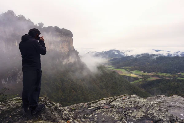 Fotografování Propasti Podzimní Údolí Cloudy Horami Obzoru Údolí Chráněné Muž — Stock fotografie