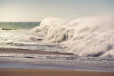 temiz ve berrak kırma sahile buharlaşmış su büyük tüyleri arasındaki köpük, su, gökyüzü mavi ve turkuaz yüzeyi güneş parlar harika dalga