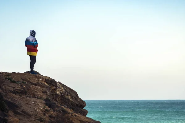 Vista Posteriore Uomo Vestito Con Cappotto Colorato Guardando Dalle Rocce — Foto Stock