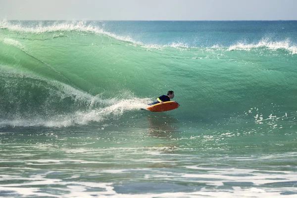 Surfer Slajdów Przez Lufę Duża Fala Pozostawiając Biały Ślad Jej — Zdjęcie stockowe