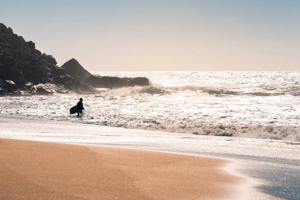 Silueta Hombre Con Tabla Orilla Del Mar Preparándose Para Surfear — Foto de Stock