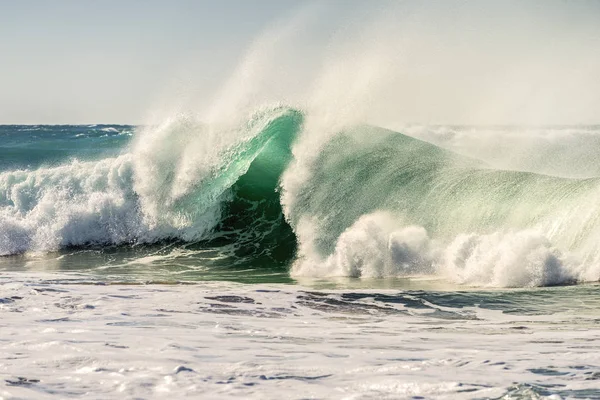 泡と蒸発した水の大規模なプルームの海岸 空のブルーとターコイズ色の表面に太陽が輝くを破る強力な波がきれいでクリア — ストック写真