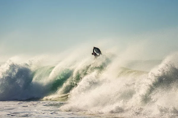 Surfer Jumping Big Wave Breaks Lot Energy Power Sunlight Reflects — Stock Photo, Image