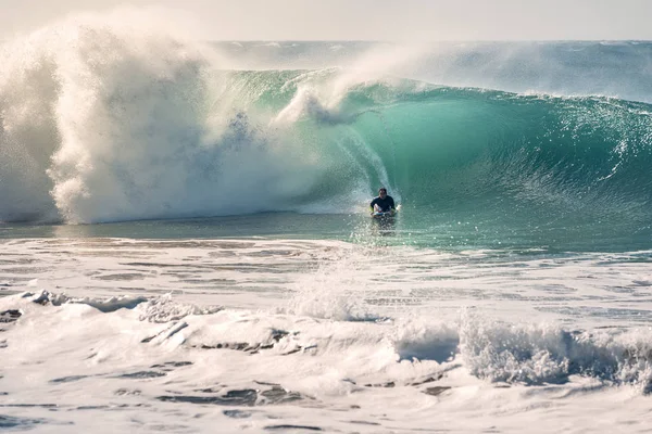 Man Surfing Barrel Perfect Wave Breaks Power Energy Sunlight Reflects — Stock Photo, Image