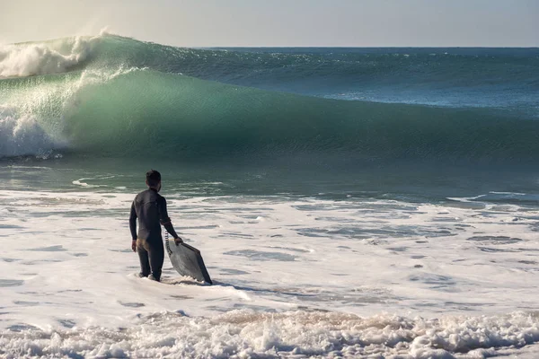 Man Seashore Prepares Surf Wears Black Neoprene Wetsuit His Hand — Stock Photo, Image