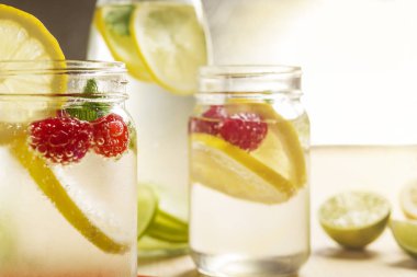 Soğuk Yaz soda limon ve çilek cam