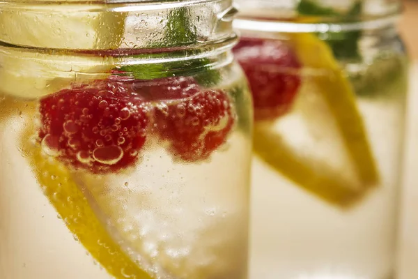딸기와 레몬 유리 항아리에 감귤 소 다 — 스톡 사진