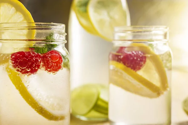 항아리에 딸기와 레몬 소 다 차가운 여름 — 스톡 사진