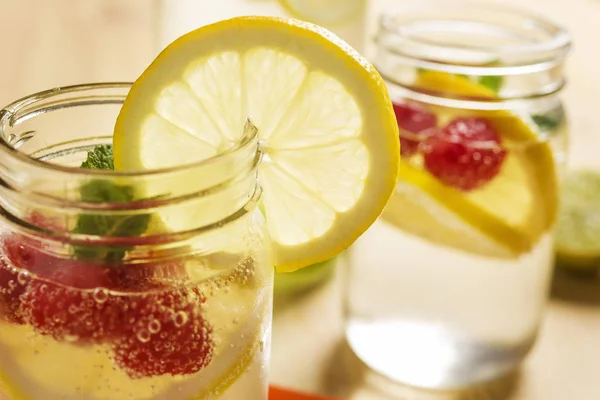 유리 용기에 딸기와 레몬 소 다 여름 — 스톡 사진