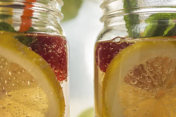 레몬과 딸기와 함께 항아리에 찬 여름 음료수 — 스톡 사진