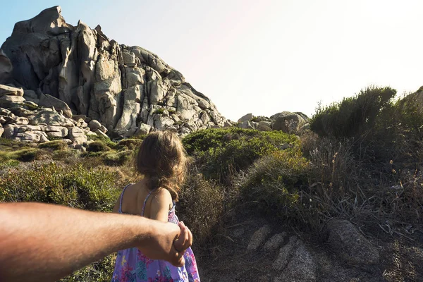 Malá holčička chodí ruku v ruce s jejím otcem — Stock fotografie