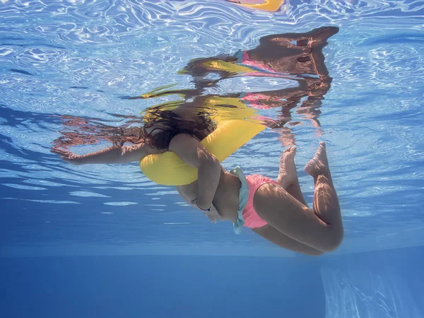 Παιδική κολύμβηση στην θέα της πισίνας κάτω από το νερό — Φωτογραφία Αρχείου