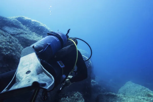 海底付近の青い海に沈んでいるダイバー — ストック写真