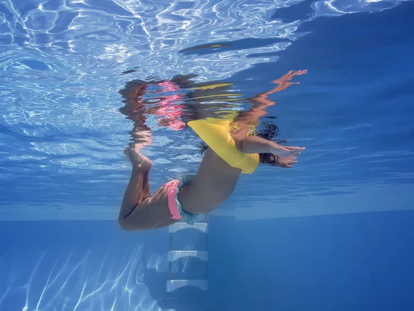 Bambina nuotare nella vista piscina sott'acqua — Foto Stock