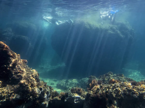 Onderwater beeld van twee mensen snorkelen — Stockfoto