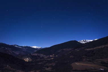 yıldız dolu gece gökyüzü altında dağ manzara