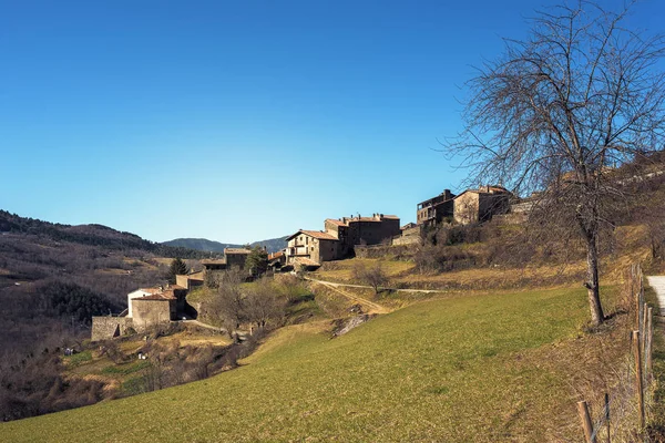 Vieille ville sur le versant de la vallée — Photo