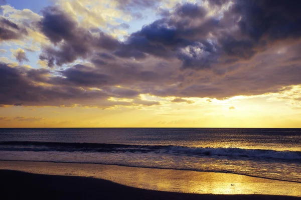 Espectacular puesta de sol en la playa — Foto de Stock