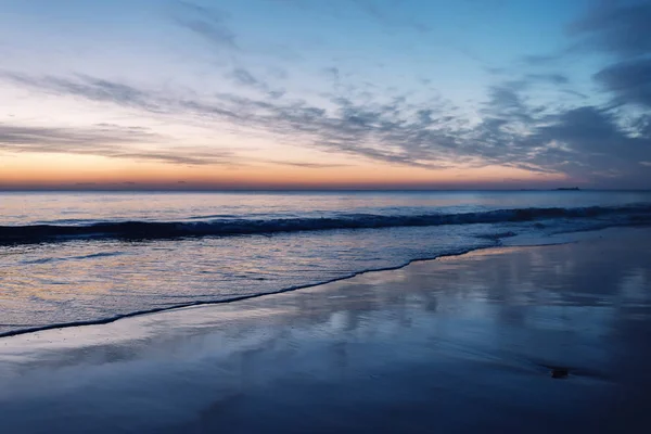 Hermoso atardecer en una playa solitaria — Foto de Stock