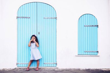 komik küçük kız gözleri ile eğlenceli yapma