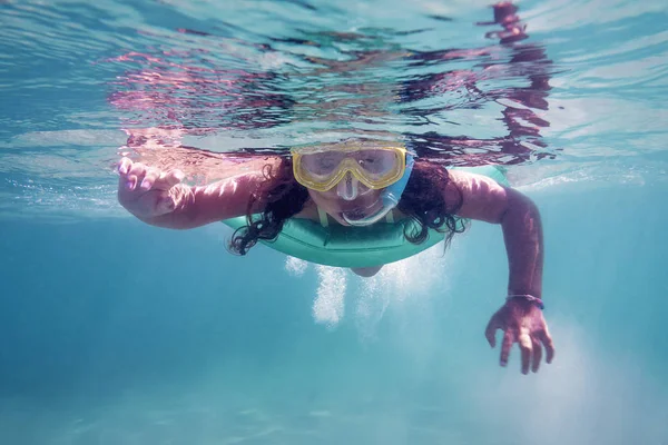Μικρό κορίτσι Κολύμβηση με αναπνευστήρα στη θάλασσα — Φωτογραφία Αρχείου