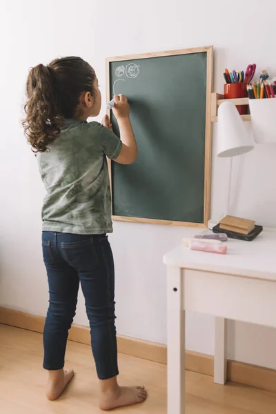 Petite fille dessin sur le tableau noir dans sa chambre — Photo