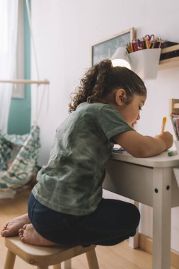 odasında işaretleri ile çizim küçük kız