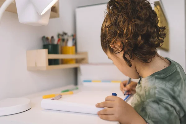 Petite fille dessin dans sa chambre avec des marqueurs — Photo