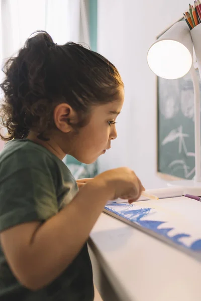 Petite fille dessine avec des marqueurs dans son bureau — Photo