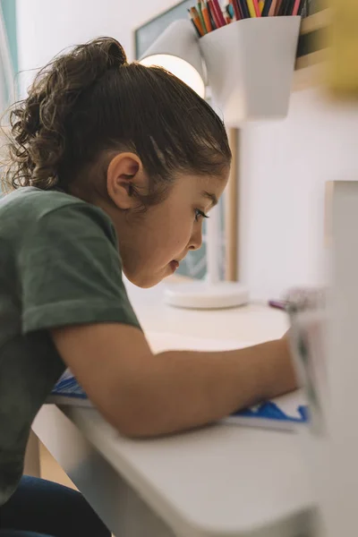 Petite fille dessine concentré dans son bureau — Photo