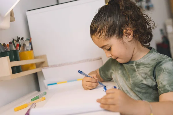 Petite fille dessine dans sa chambre avec des marqueurs de couleur — Photo