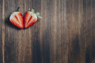 çilek yarım ahşap arka planda kesilmiş