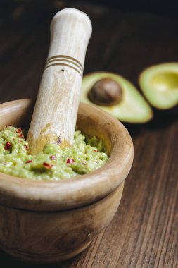 rustik ahşap masa üzerinde guacamole ve avokado