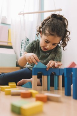 kız yapı taşları ile konsantre çalış
